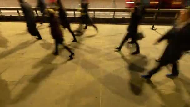 伦敦伦敦桥上晚上步行回家离开办公室的行人倒影 — 图库视频影像