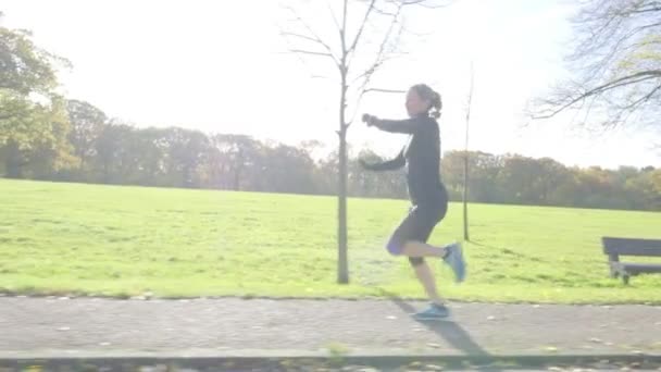Mujer Caucásica Mediana Edad Corriendo Entrenamiento Cardiovascular Campo Traviesa Parque — Vídeos de Stock