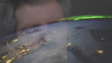 Uluslararası Uzay İstasyonu 'ndan çekilen dünyaya bakan beyaz bir adamın yansıması. Astronomi bilimi temalı bir ekran teması. Dünya, Nasa' dan kamuya ait görüntülerle dolu.