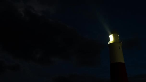 危険気象指導希望の嵐の空のテーマに対する夜の灯台の経過 — ストック動画