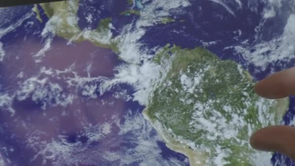 Reflet d'un homme caucasien regardant une vue sur la terre sur un écran thèmes de l'astronomie science espace terrestre - Créé avec des images du domaine public de Nasa 