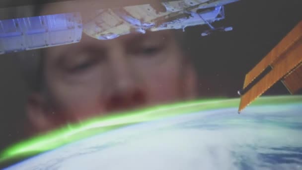 Nasaのパブリックドメイン映像で作成された天文学の科学地球の画面のテーマに国際宇宙ステーションから撮影された地球の景色を見る白人男性の反射 — ストック動画