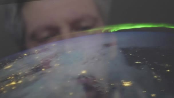 Nasaのパブリックドメイン映像で作成された天文学の科学地球の画面のテーマに国際宇宙ステーションから撮影された地球の景色を見る白人男性の反射 — ストック動画