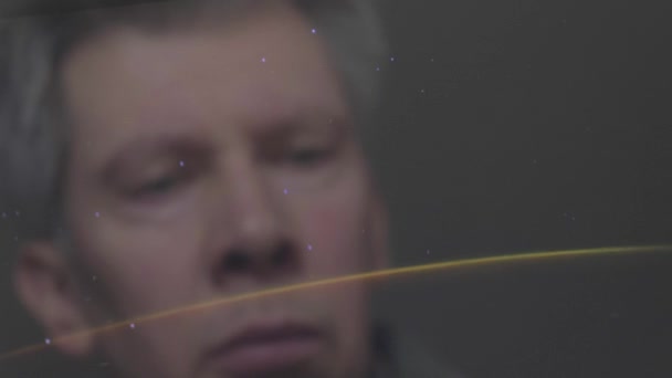 Egy Fehér Ember Visszatükröződése Aki Nemzetközi Űrállomásról Származó Földgolyót Nézi — Stock videók