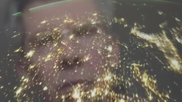 Отражение Кавказского Человека Смотрящего Землю Снятую Международной Космической Станции Экранные — стоковое видео