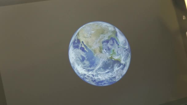 一位高加索人在天文学 地球空间的屏幕主题上指向地球 用美国国家航空航天局的公共领域图像创作 — 图库视频影像