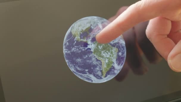 天文学の地球空間の画面上のテーマに地球の景色を指す白人男性 Nasaのパブリックドメインの画像で作成 — ストック動画