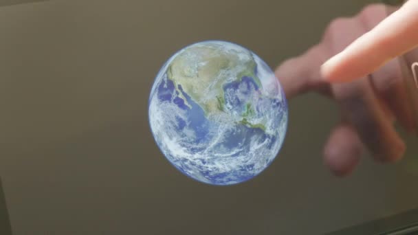 Un homme caucasien pointant vers une vue de la terre sur un écran thèmes de l'astronomie science espace terrestre - Créé avec des images du domaine public de Nasa 