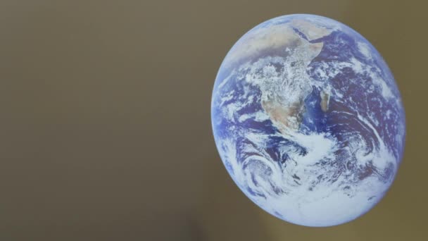 一位高加索人在天文学 地球空间的屏幕主题上指向地球 用美国国家航空航天局的公共领域图像创作 — 图库视频影像