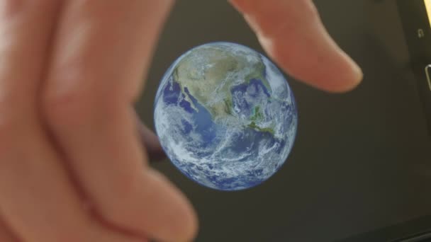 一位高加索人亲手设计了地球 用美国国家航空航天局的公共领域图像再现了地球保护环境的主题 — 图库视频影像