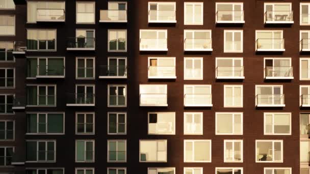 一个现代公寓楼外墙的夜以继日的时间流逝 在城市生活的夜以继日的主题下勾勒出了城市生活场景的镜头 — 图库视频影像