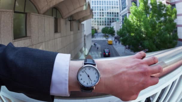 緊急期限の句読点のラッシュアワーの概念で彼の腕時計に時間をチェック原因アジアのビジネスマンの個人的な視点のタイムラプス — ストック動画