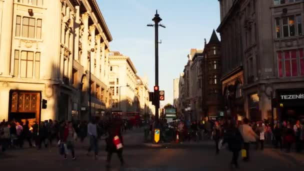 ロンドン イギリス 10月2016 毎日の買い物客の日々の活動を示すオックスフォードストリートの昼と夜のタイムラプス オックスフォード ストリートはロンドンの西端にある主要なショッピング ストリートである — ストック動画