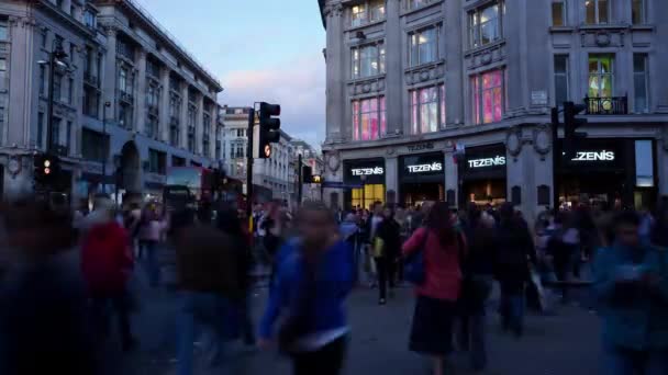 ロンドン イギリス 2016年10月 リージェントストリートの夜のタイムラプス毎日の買い物客の活動を示すロンドンイングランド — ストック動画
