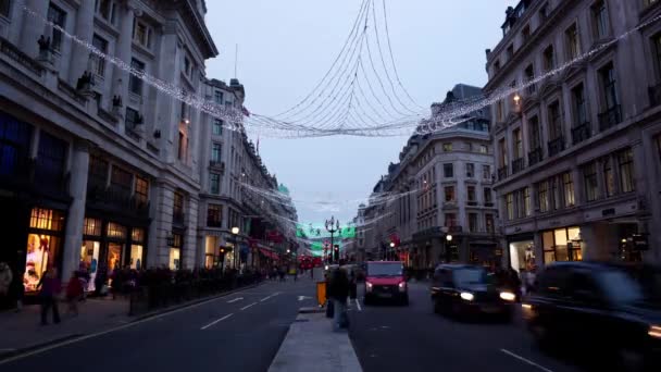 ロンドン イギリス 2015年6月 クリスマスのライトと摂政通りの夜のタイムラプス リージェントストリートはロンドンの西端にある主要なショッピングストリートです — ストック動画