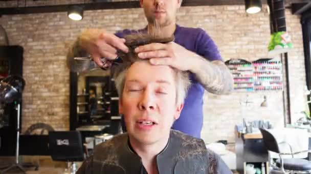 Timelapse Homme Caucasien Ayant Ses Cheveux Coiffés Dans Salon Coiffure — Video