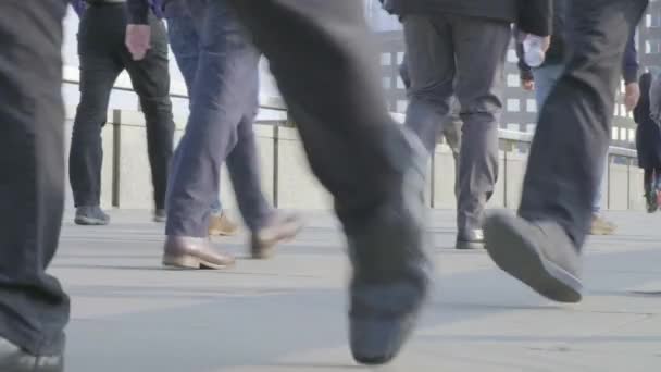 2019年4月 禁止在伦敦伦敦桥上用慢速低角度视角观看通勤腿 — 图库视频影像