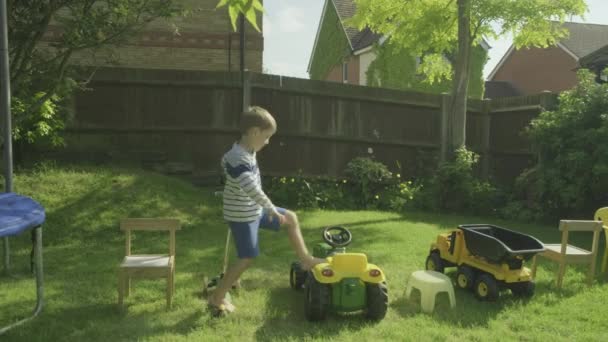 Menino Caucasiano Atravessando Curso Obstáculos Jardim Temas Perigo Correr Riscos — Vídeo de Stock