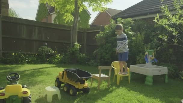 Καυκάσιος Αγόρι Που Διασχίζουν Πορεία Εμπόδιο Θέματα Κήπο Του Κινδύνου — Αρχείο Βίντεο