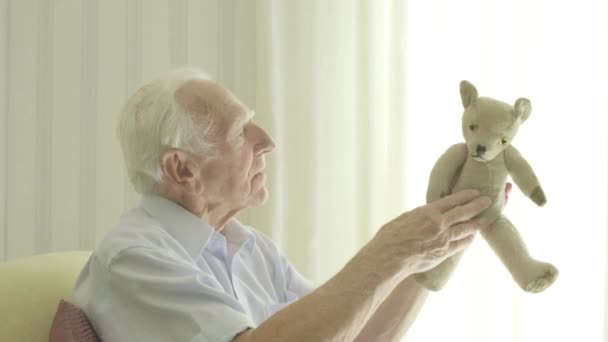 Senior Kaukasische Man Met Oude Teddybeer Thema Van Herinneringen Herinneren — Stockvideo