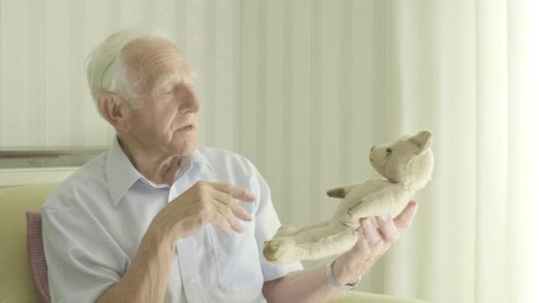 Homem Caucasiano Sênior Segurando Velhos Ursinhos Pelúcia Temas Memórias Reminiscentes — Vídeo de Stock