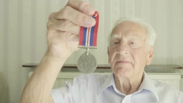 Senior Kaukasier Man Tittar Gammal Medalj Teman Pensionerade Minnen Respektera — Stockvideo