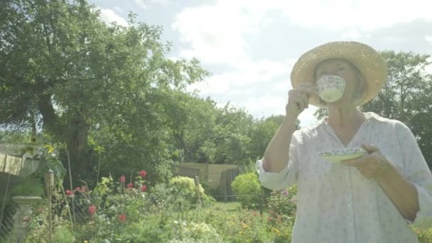 Senior Mujer Caucásica Beber Jardín Temas Jubilación Ancianos Relajante Beber — Vídeos de Stock