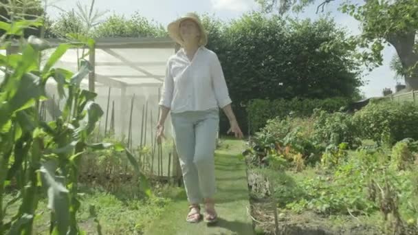 Stadig Cam Senior Kaukasiska Kvinna Som Går Igenom Hennes Trädgård — Stockvideo