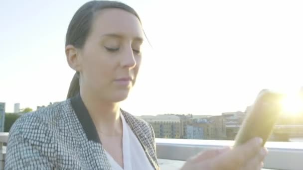 在伦敦伦敦桥上散步的一位迷人的高加索女商人在日落时分的定格摄像镜头 — 图库视频影像
