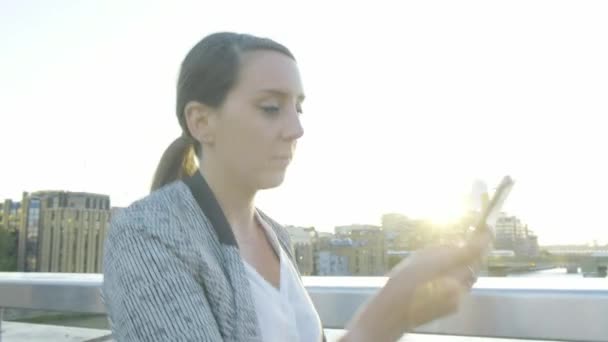 Stały Widok Kamery Atrakcyjnej Białej Kobiety Biznesu Dojeżdżający Spaceru Pomocą — Wideo stockowe