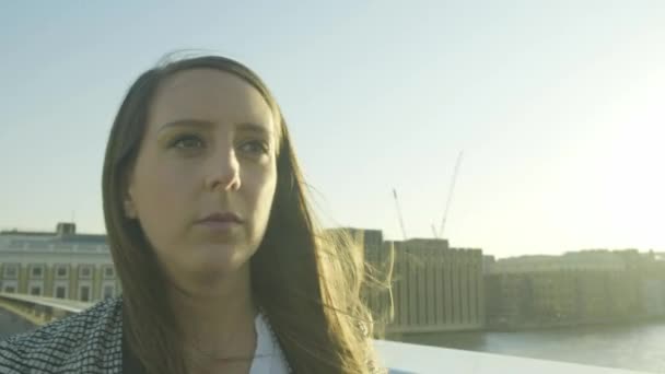 Устойчивый Вид Кавказскую Деловую Женщину Идущую Лондонскому Мосту Лондон Закате — стоковое видео
