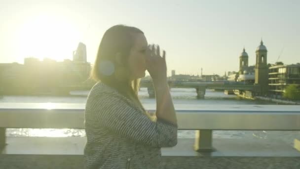 Устойчивый Вид Камеры Привлекательную Кавказскую Деловую Женщину Пьющую Кофе Гуляющую — стоковое видео