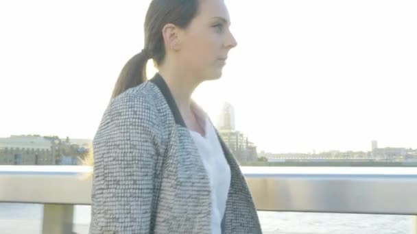 在伦敦伦敦桥上散步的一位迷人的高加索女商人在日落时分的定格摄像镜头 — 图库视频影像