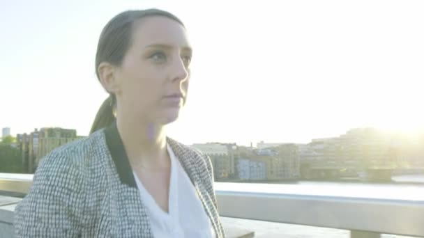 Спокійний Вигляд Привабливої Ділової Жінки Яка Ходить Лондонському Мосту Лондон — стокове відео