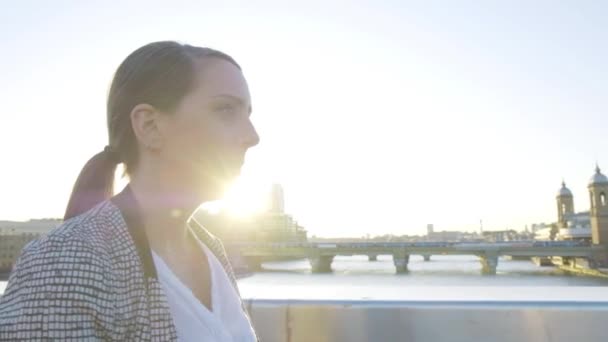 Спокійний Вигляд Привабливої Ділової Жінки Яка Ходить Лондонському Мосту Лондон — стокове відео