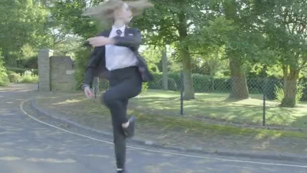 Middelbare School Meisje Oefenen Ballet Weg Naar School Thema Van — Stockvideo