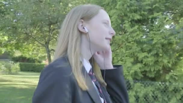 Menina Escola Sênior Caminhando Para Escola Ouvindo Temas Música Rotinas — Vídeo de Stock