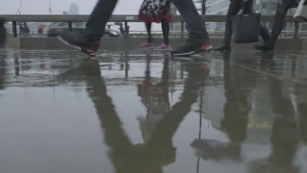 ロンドン イギリス 2019年10月 通勤者の足の角度が低いロンドン橋のラッシュアワー 移動ラッシュアワーに通勤するルーチンの雨のテーマ — ストック動画