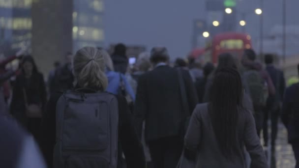 ロンドン イギリス 2019年10月 ロンドンのロンドン橋でラッシュ時に雨の中を歩く通勤者 — ストック動画