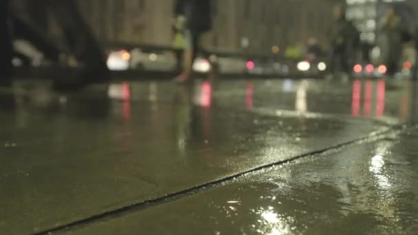 Londres Reino Unido Outubro 2019 Commuters Walking Rain Night London — Vídeo de Stock