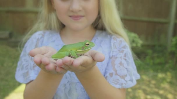 Pre Teen Caucasian Girl Holding White Lipped Tree Frog Her — Stock Video