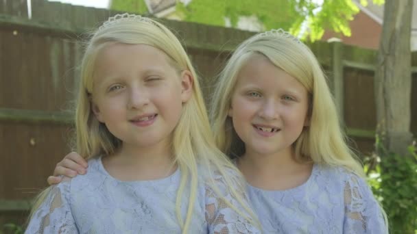 Portrét Předpubertálních Dvojčat Kavkazských Dívek Při Pohledu Témata Fotoaparátu Sester — Stock video