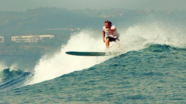19 Mayıs 2015, Bali, Endonezya: Erkek sörfçü bol su ile bir dalga yakalamak spreyler Bali, Endonezya