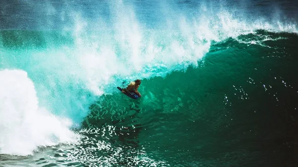 Mężczyzna Surferów Połowu Fali Zerwania Dużą Ilością Aerozolu Wody Bali — Zdjęcie stockowe