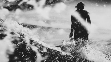 Bali dalga yakalamak sörfçü