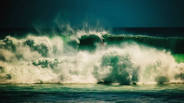 Surfer αλίευση θραύσης των κυματισμών στο Μπαλί — Φωτογραφία Αρχείου