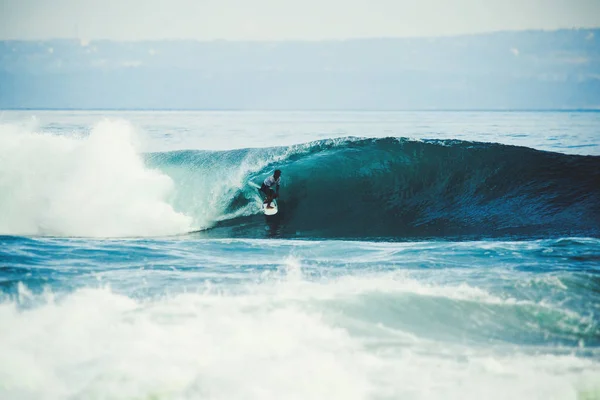 Surfista cattura onda di rottura a Bali — Foto Stock