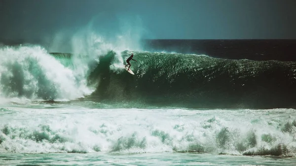 Surfista captura rompiendo ola en Bali —  Fotos de Stock