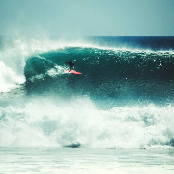 Surfista cattura onda di rottura a Bali — Foto Stock