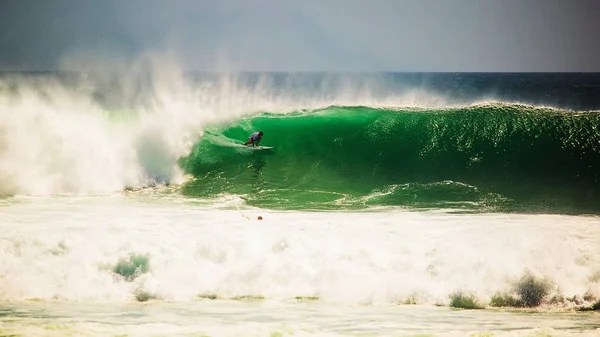 Surfař chytání lámání vln v Bali — Stock fotografie